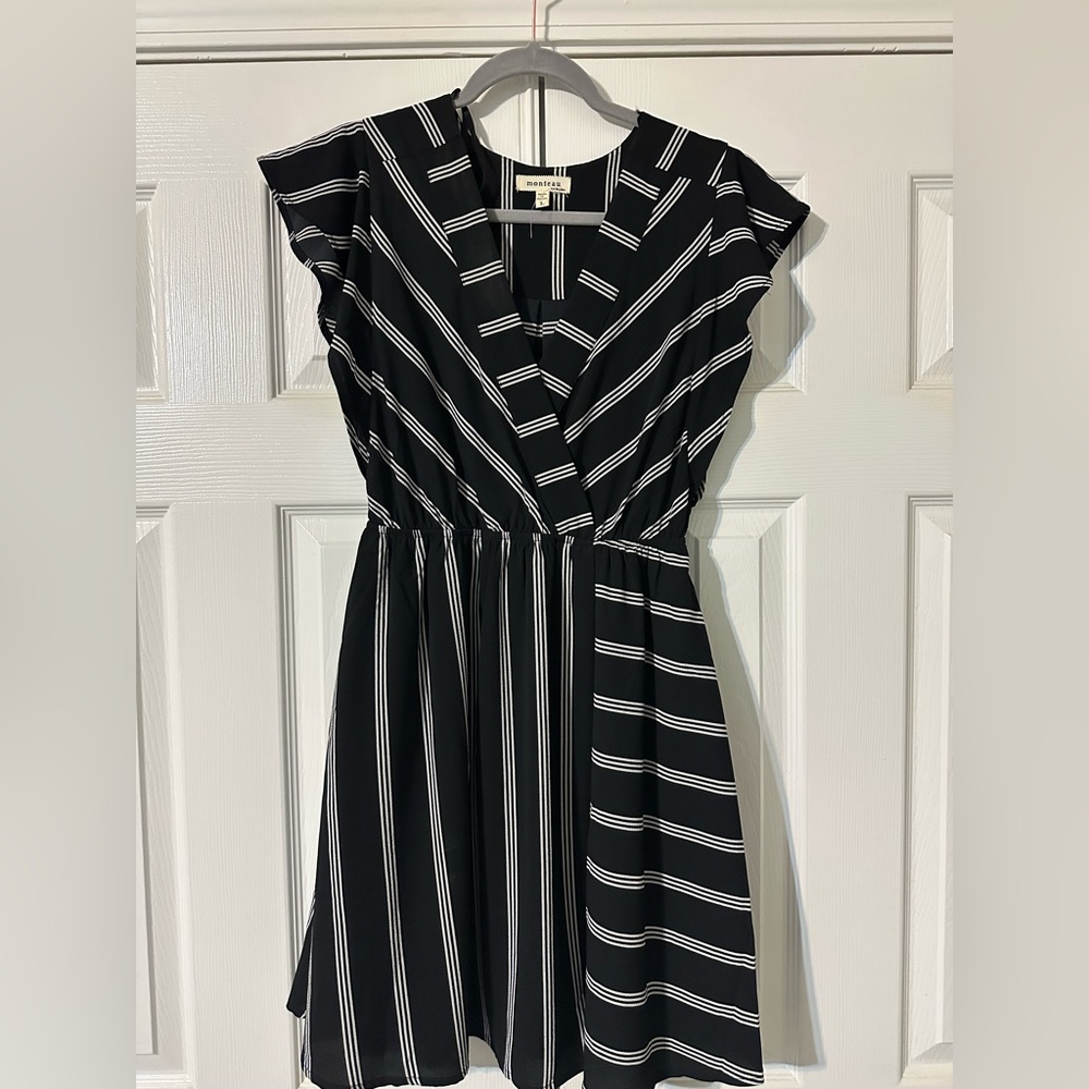 Women’s Black & White Striped Mini Dress w elastic waist. Size L, fits like a M